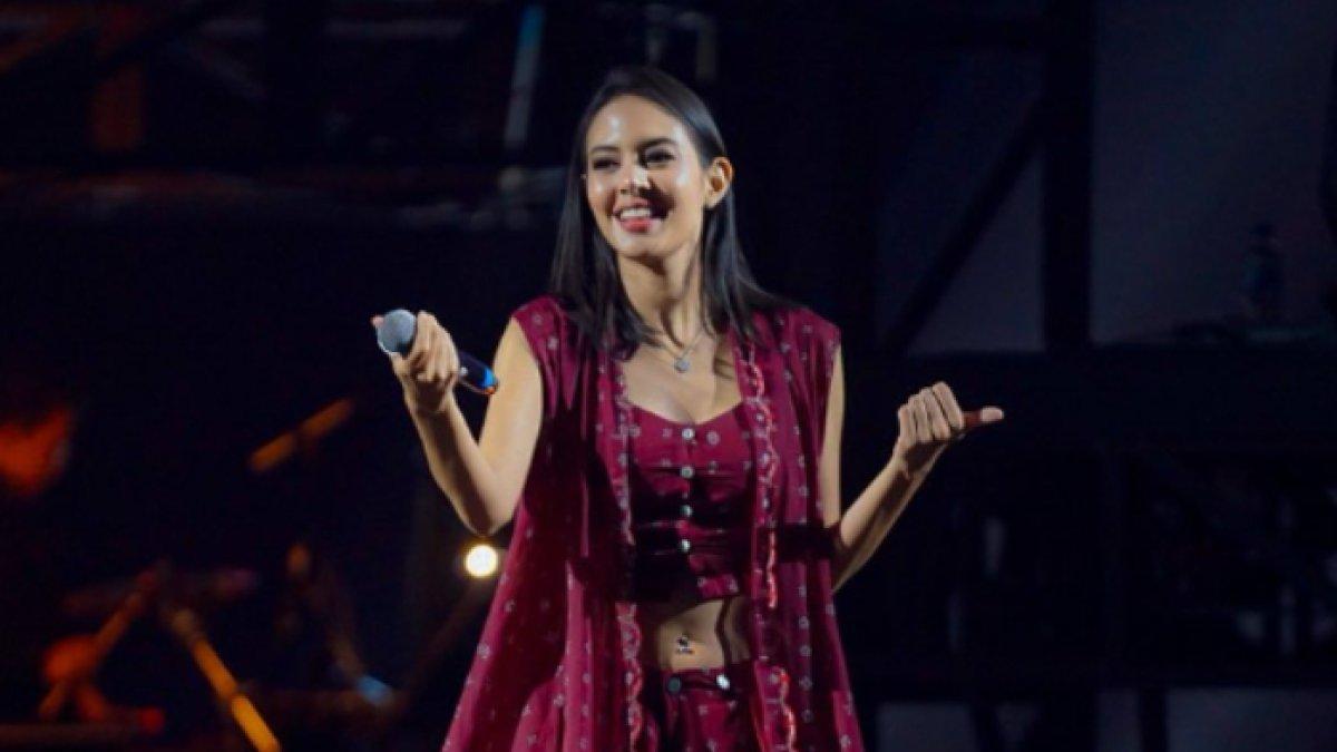 Aurelie mahir bernyanyi