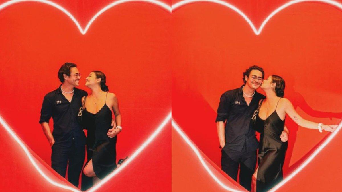 Awkarin memamerkan momen saat mencium pipi pacar