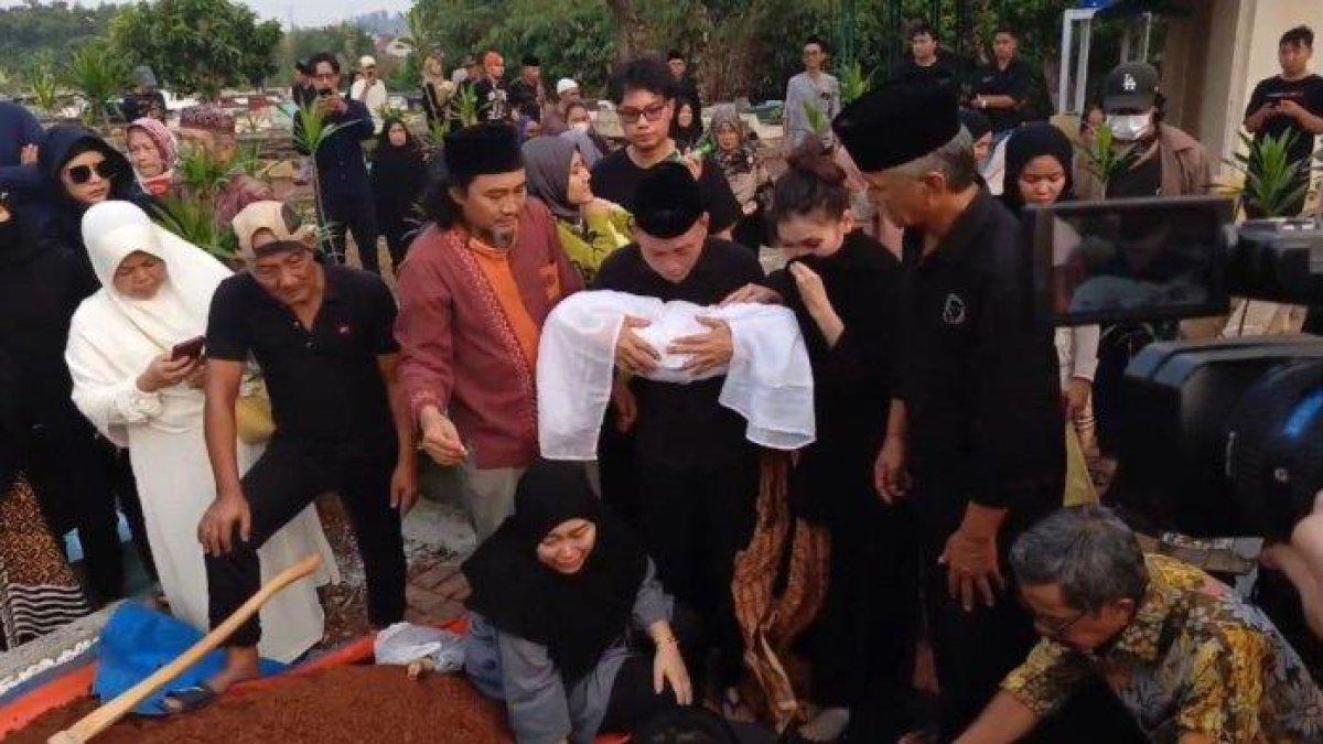 Ayah Ojak sempat ikut menggendong cucunya