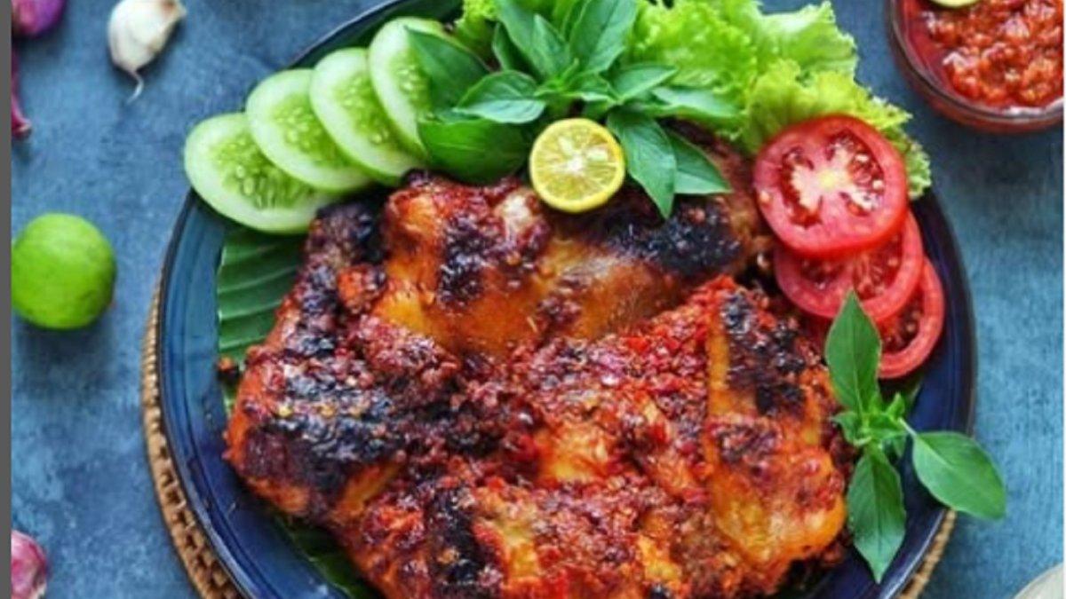 Inilah cara mudah membuat Ayam Taliwang, makanan khas Sumbawa, NTB, kuncinya harus dimasak di atas api kecil, sajikan dengan sambal tomat segar