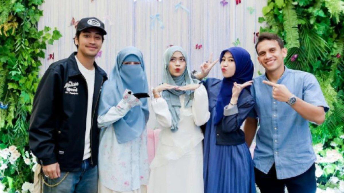 Ayla Azzura (tengah) berusia 17 tahun