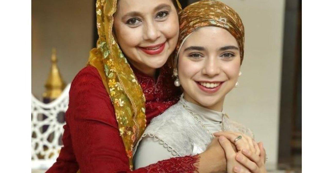 ANAK AYU AZHARI CALON DOKTER - Ayu Azhari bangga terhadap pencapaian putrinya.