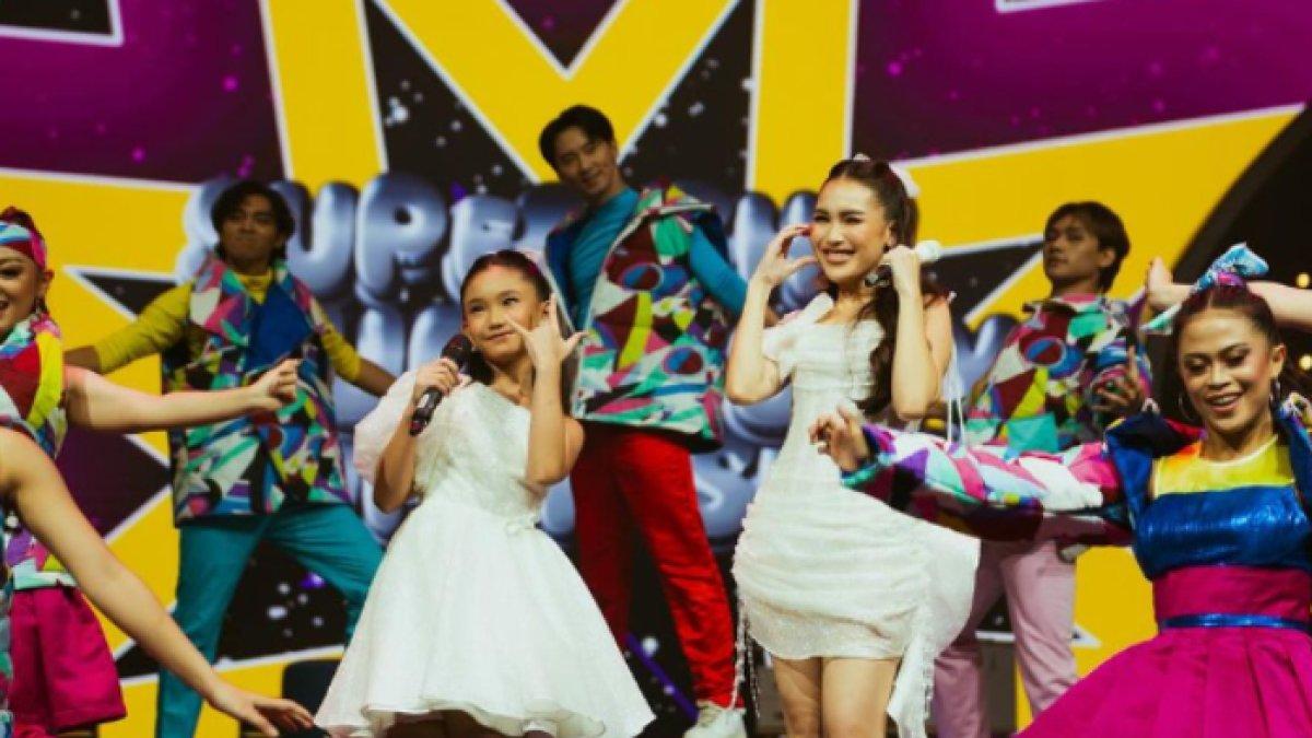 Ayu Ting Ting dan Bilqis sempat tampil bersama di acara ulang tahun sebuah televisi