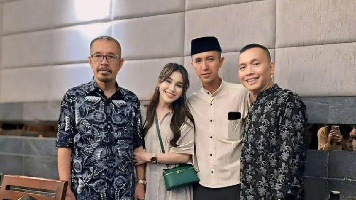 Ayu Ting Ting dan Muhammad Fardhana bersama orangtua mereka.