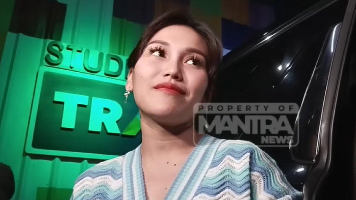 Ayu Ting Ting dinilai belum sepenuhnya melupakan kenangan bersama Fardhana.