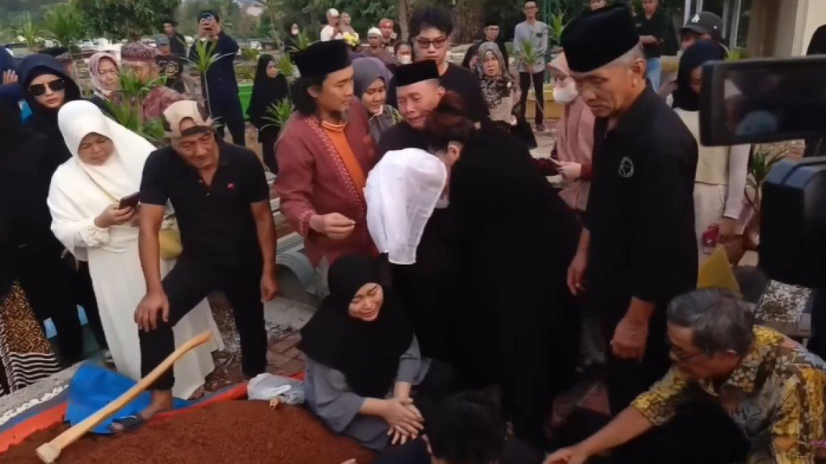 Ayu Ting Ting menciumi kain kafan sang keponakan