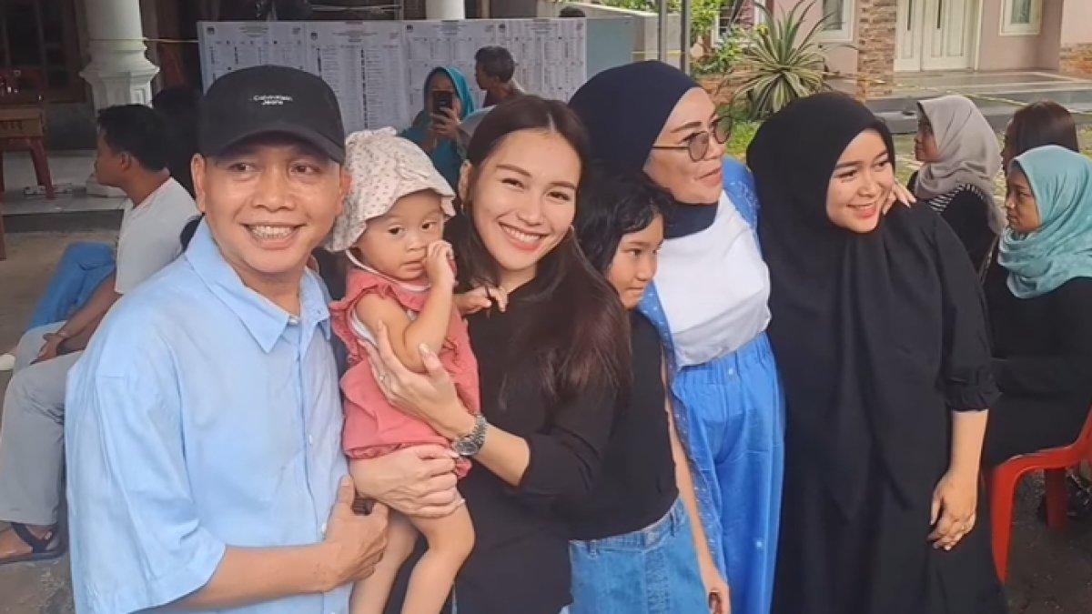Ayu Ting Ting tampil sederhana saat menyambangi TPS