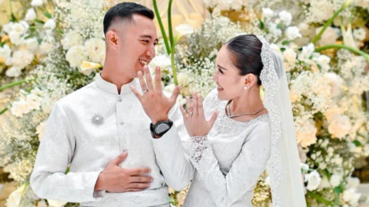 Ayu dan Fardhana kompak memamerkan cincin