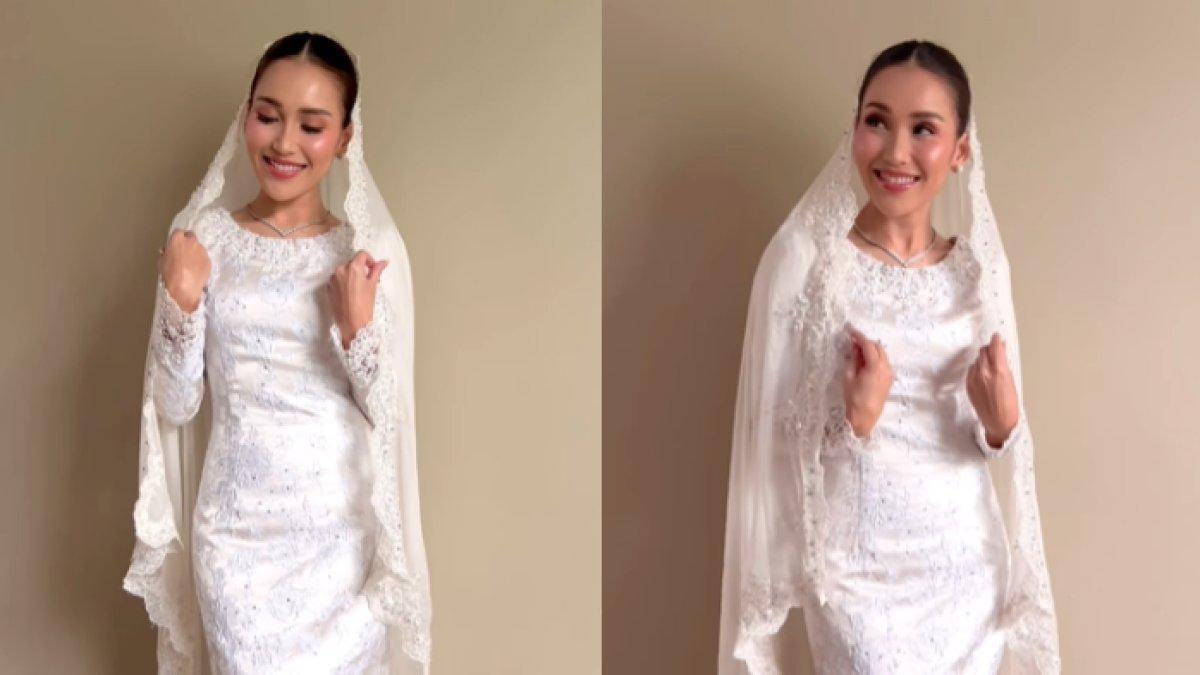 Ayu memakai baju kurung di hari pertunangan