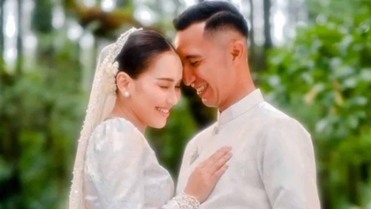 Ayu tak canggung berpose mesra dengan Fardhana