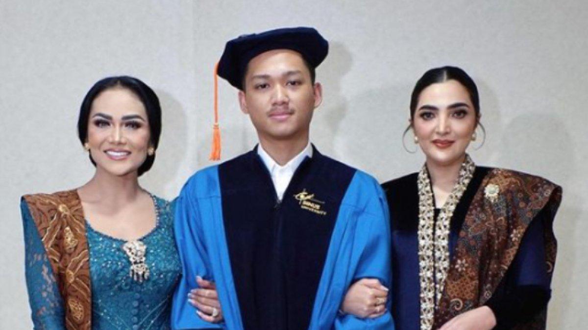 Azriel Hermansyah didampingi Krisdayanti dan Ashanty