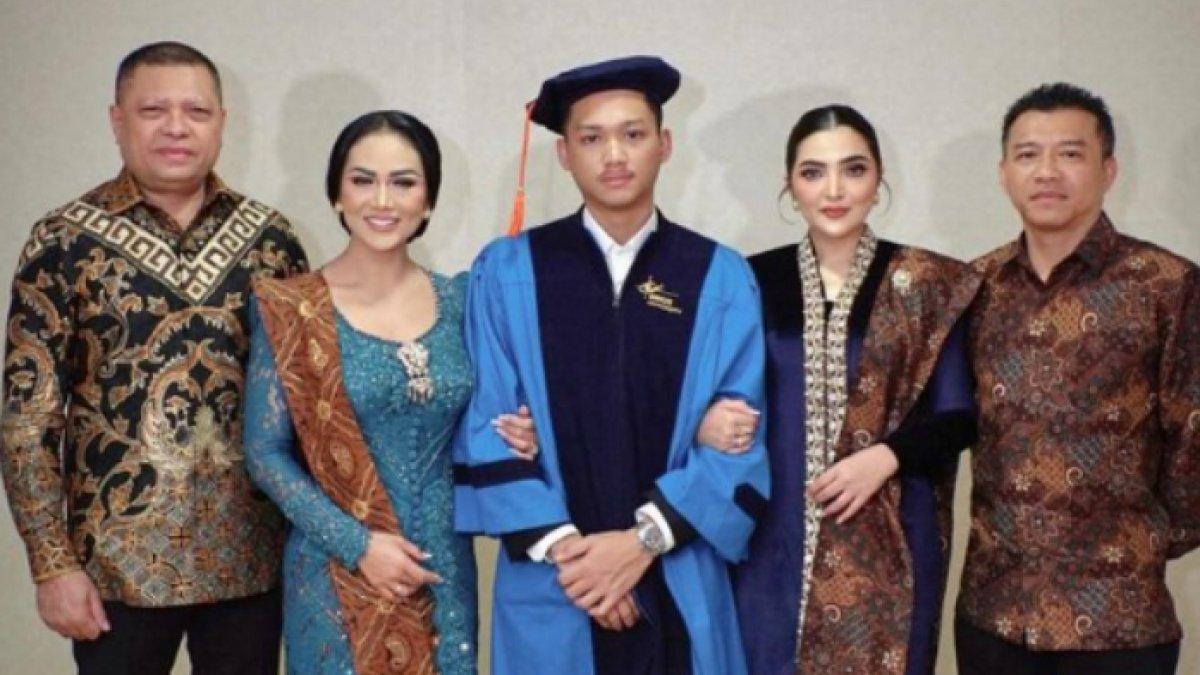 Azriel Hermansyah foto bersama 4 orangtuanya