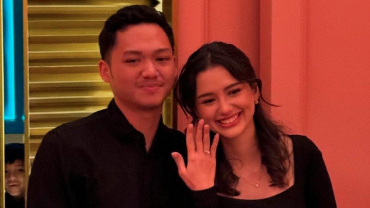 Azriel Hermansyah juga baru saja melamar pujaan hatinya, Sarah Menzel.