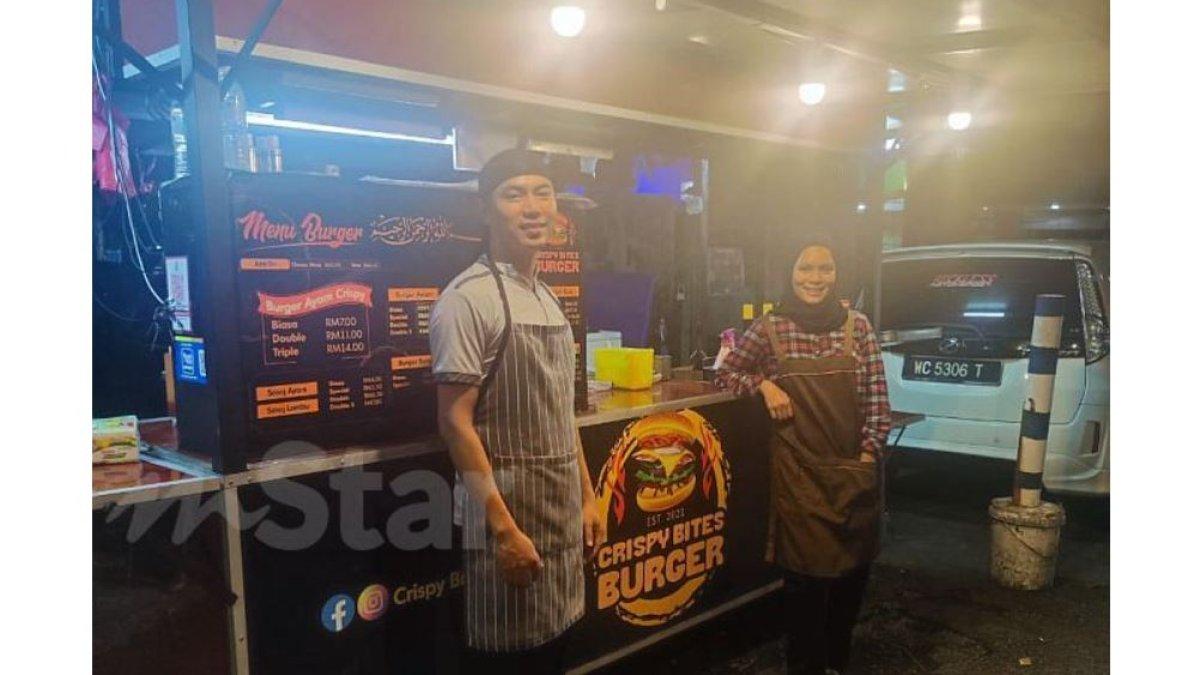 Azroy dan istri menghadapi banyak pelanggan