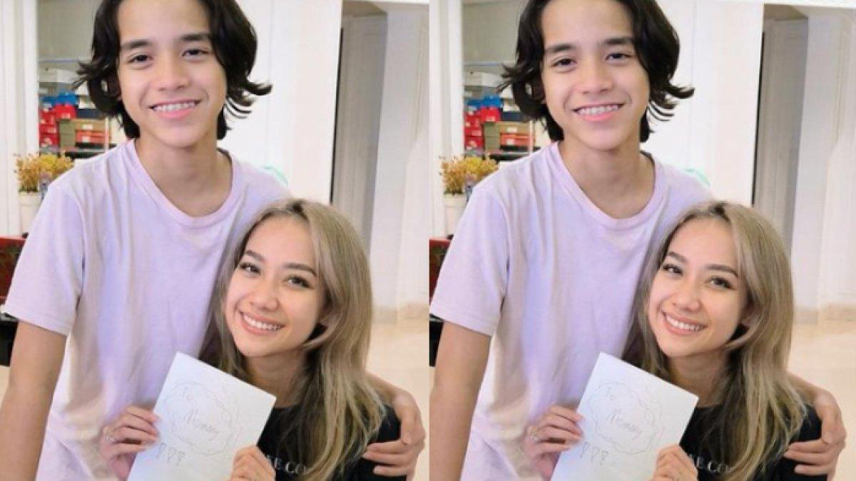 BCL berfoto dengan putranya dari mendiang Ashraf Sinclair, Noah.
