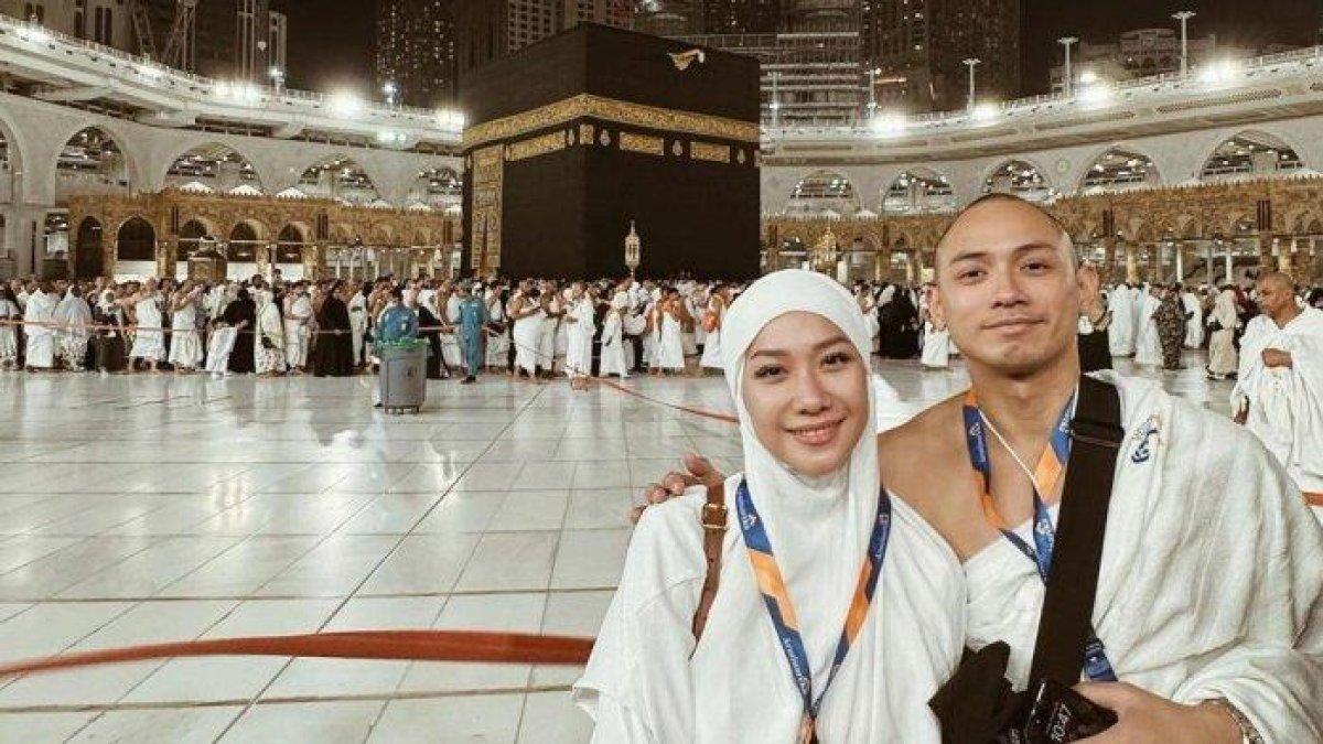 BCL dan sang suami Tiko Aryawardhana ibadah umrah di penghujung tahun 2023