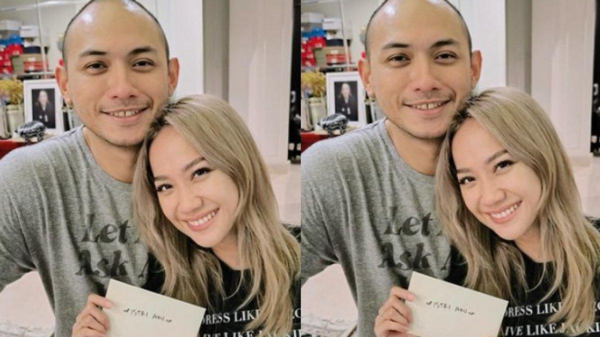 BCL pun memamerkan kartu ucapan dari Tiko saat berfoto.
