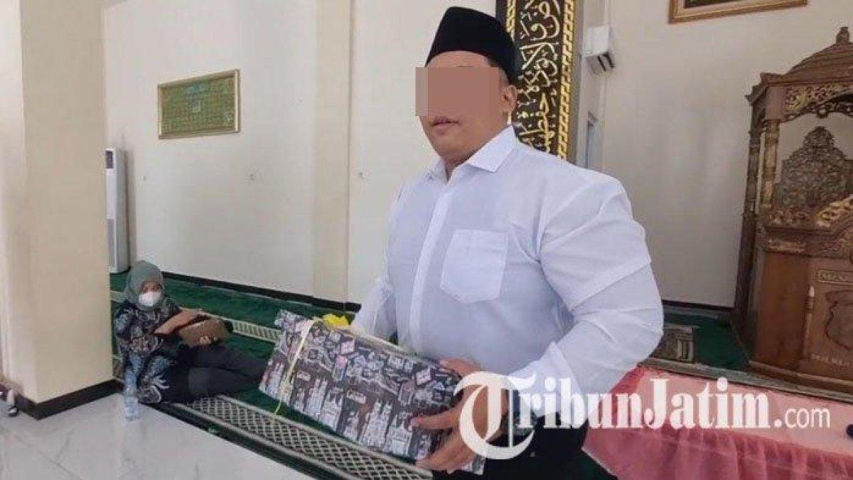 BP (24) saat menikah di Masjid Mapolres Gresik, 2023. BP merupakan tersangka pembuang bayi di Panti Asuhan Al Hikmah, Desa Gadingwatu, Kecamatan Menganti, Kabupaten Gresik, yang meninggal dunia. Namun pihak keluarga merasa janggal dengan kematian BP.