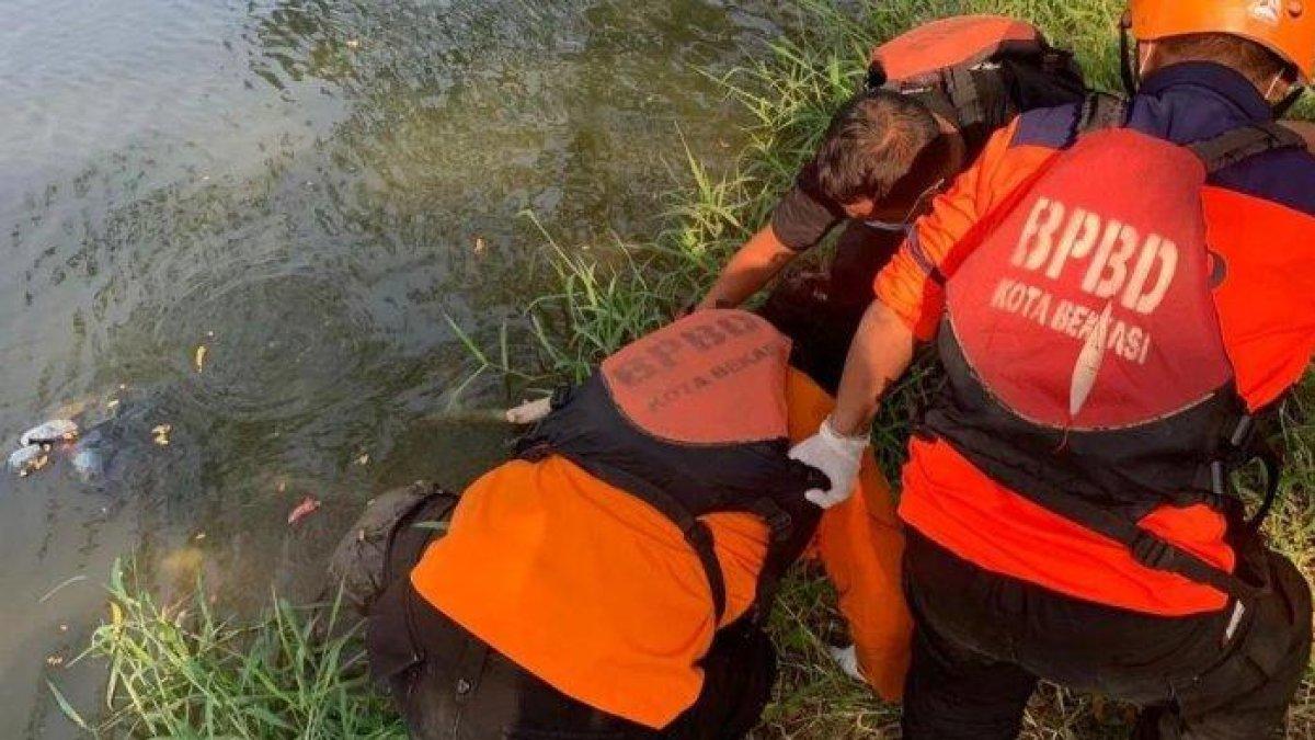 BPBD Kota Bekasi melakukan evakuasi terhadap penemuan jasad pria tanpa identitas di Kali Bekasi.