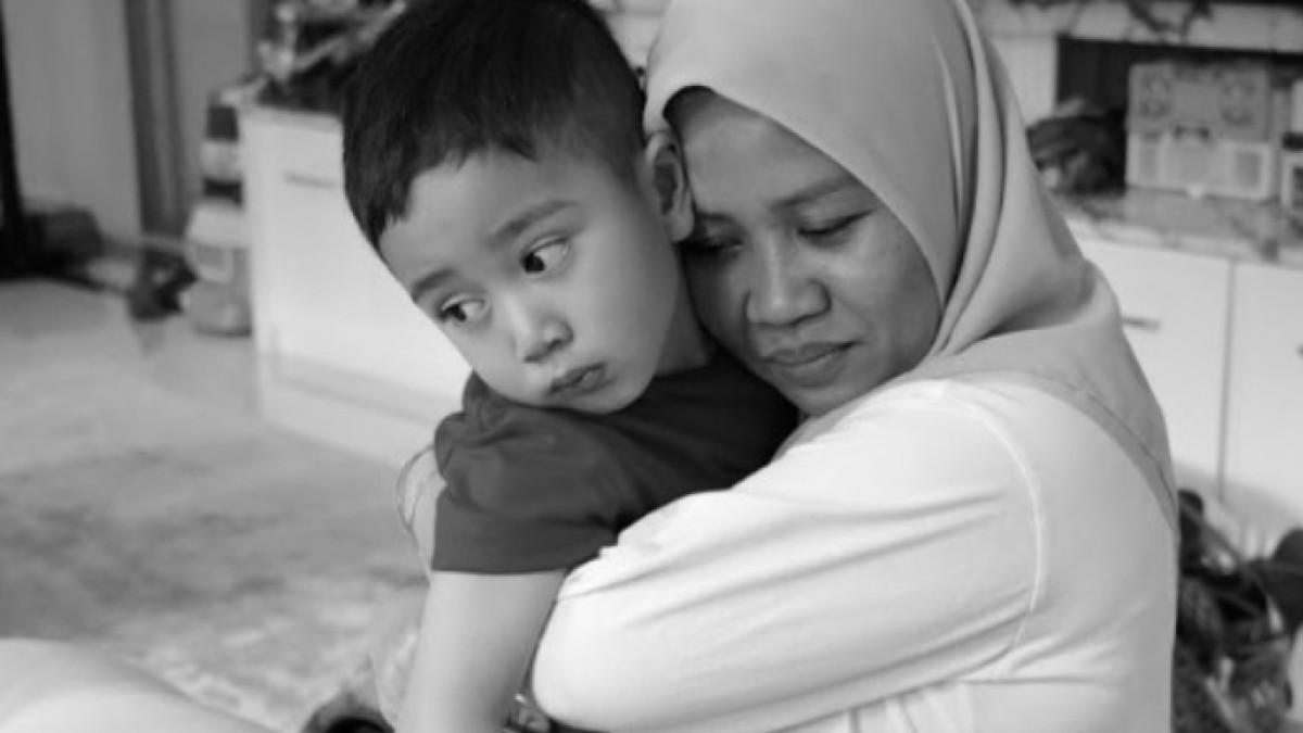 SUS RINI PAMIT - Baby sitter Rayyanza yang akrab disapa sus Rini berpamitan.