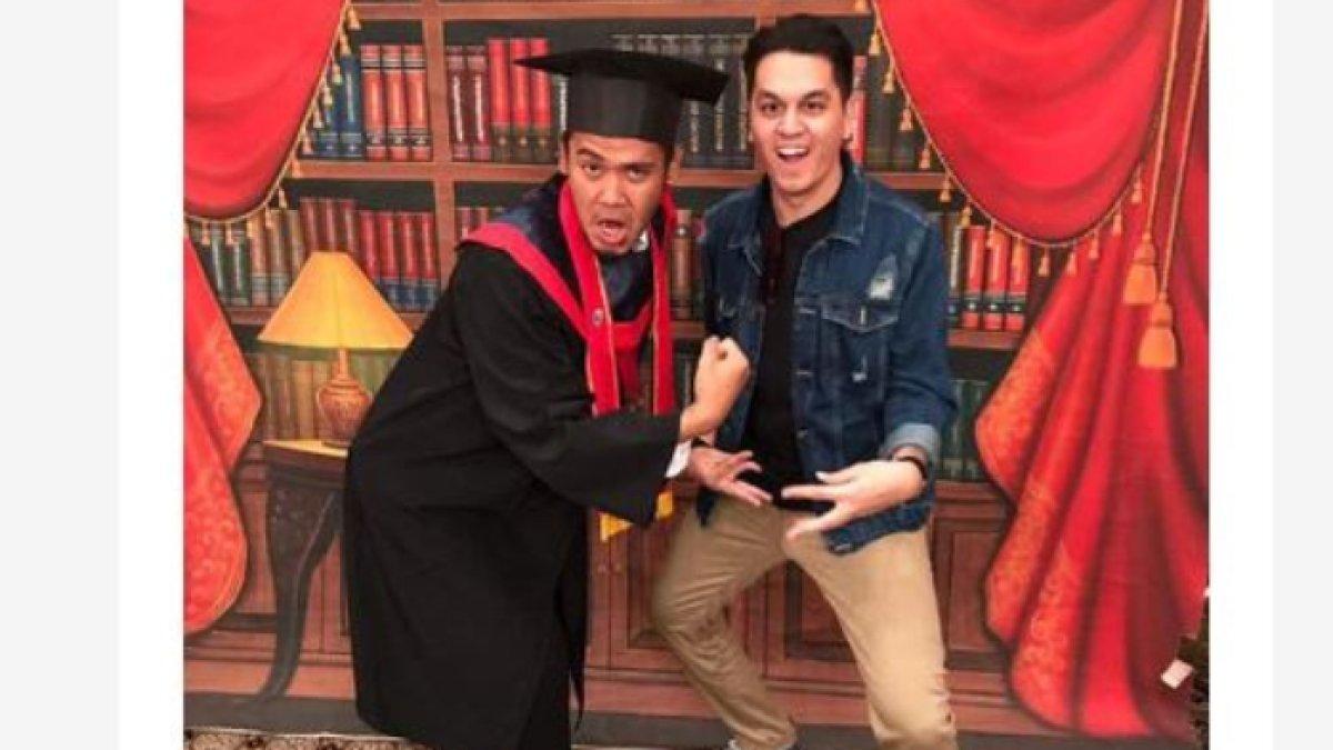 Bahkan saat Ronald Ajie wisuda