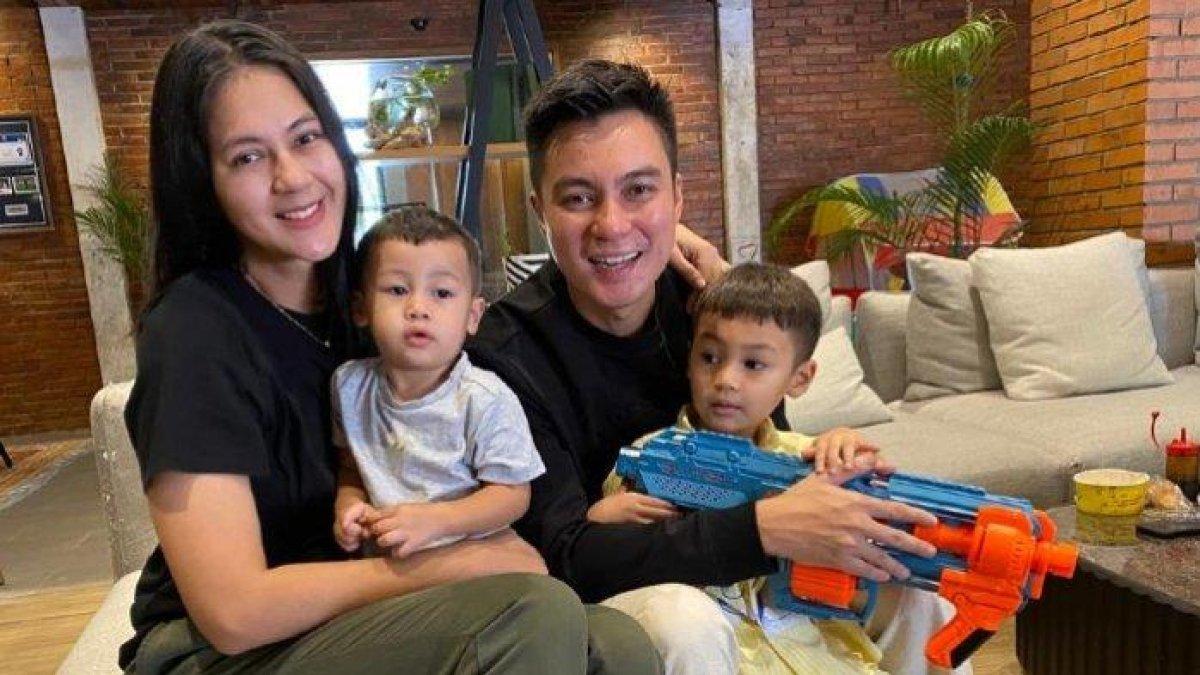 Baim Wong dan Paula Verhoeven alami kecelakaan. Mereka mengalami kecelakaan tunggal ketika keluar dari salah satu pusat belanja di Jakarta Selatan. Pasangan selebritas Baim Wong dan Paula Verhoeven bersama anak-anaknya, Kiano Tiger Wong dan Kenzo Tiger Wong, di kantornya, kawasan Tanah Kusir, Kebayoran lama, Jakarta Selatan, Minggu (23/4/2023).