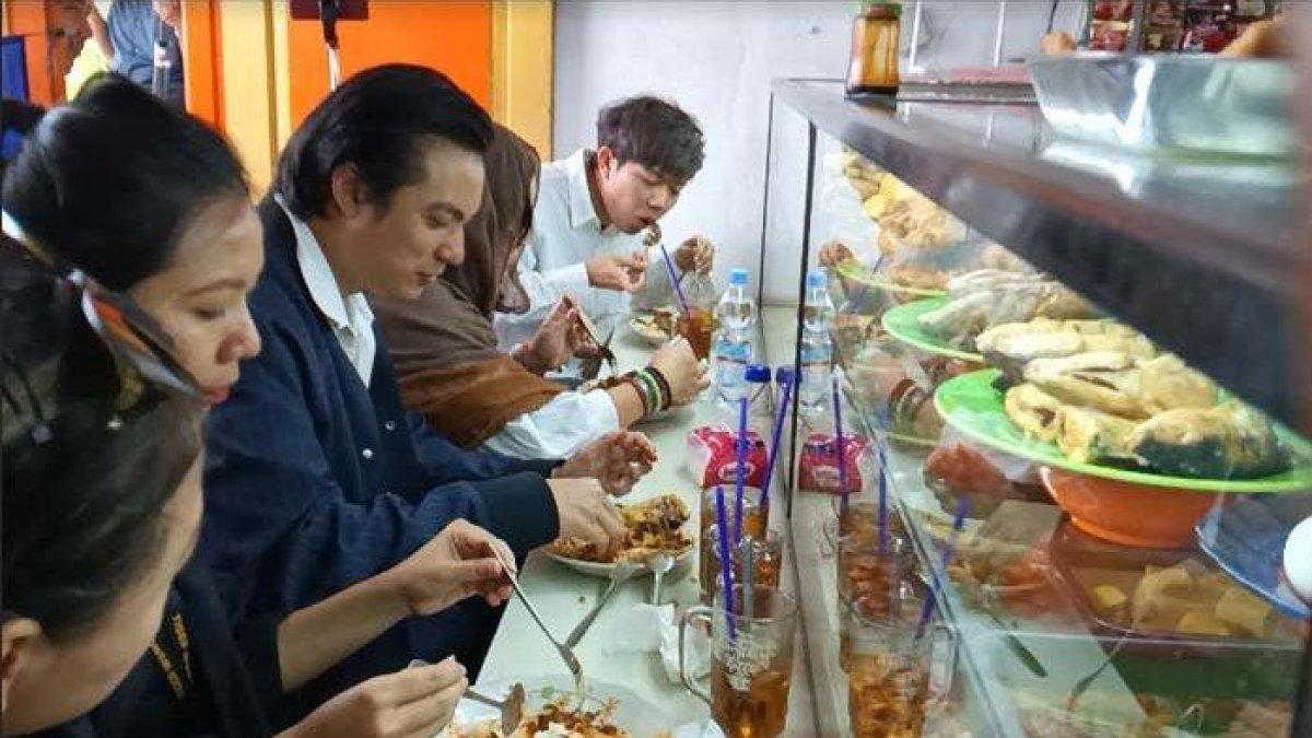 Satu jam menunggu di Pengadilan dan belum dipanggil masuk ruang sidang, Baim Wong memilih menuju warung Tegal (Warteg) untuk makan.