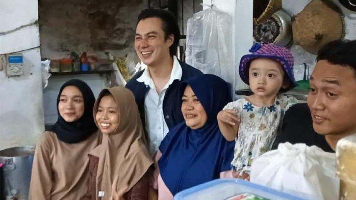 Baim Wong yang melihat para pramusaji tak lepas melihat dan memerhatikan kehadirannya kemudian mengajaknya foto bersama.