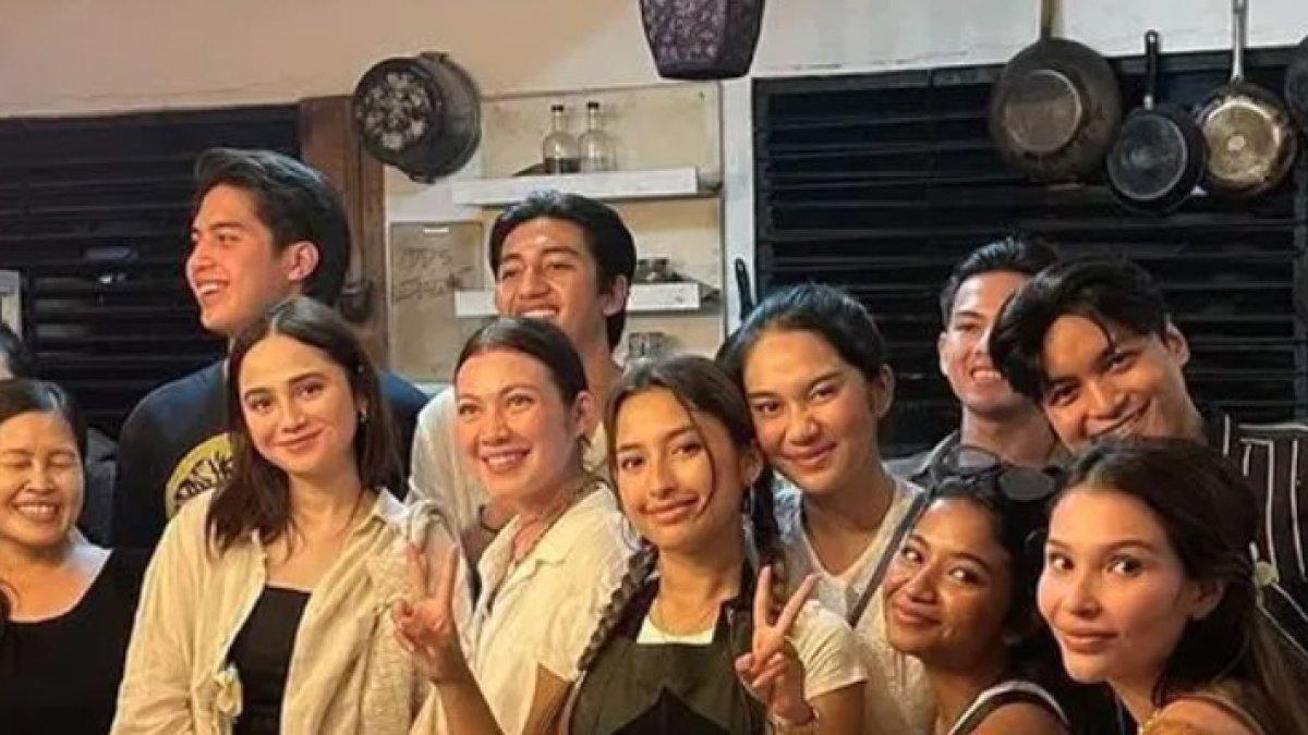 Banyak sekali selebriti yang hadir termasuk Harris Vriza hingga Azizah Salsha.