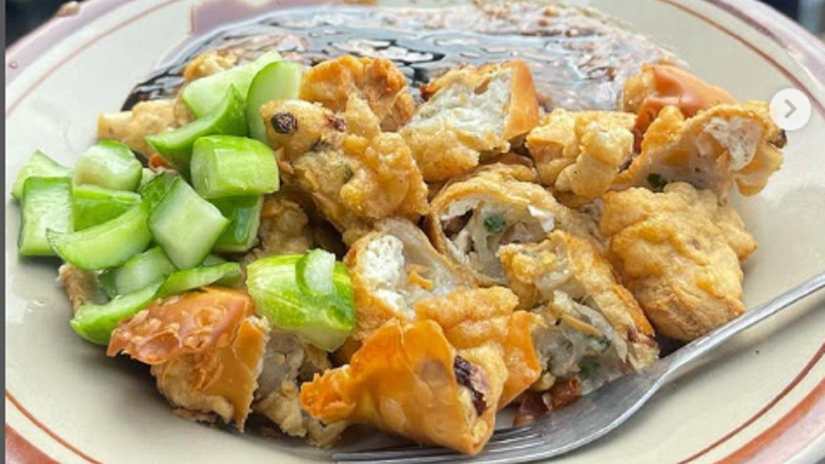 Inilah cara mudah membuat Batagor, cemilan lezat khas Bandung, Jawa Barat, kuncinya suksesnya daun bawang harus diiris tipis, dikukus 30 menit.