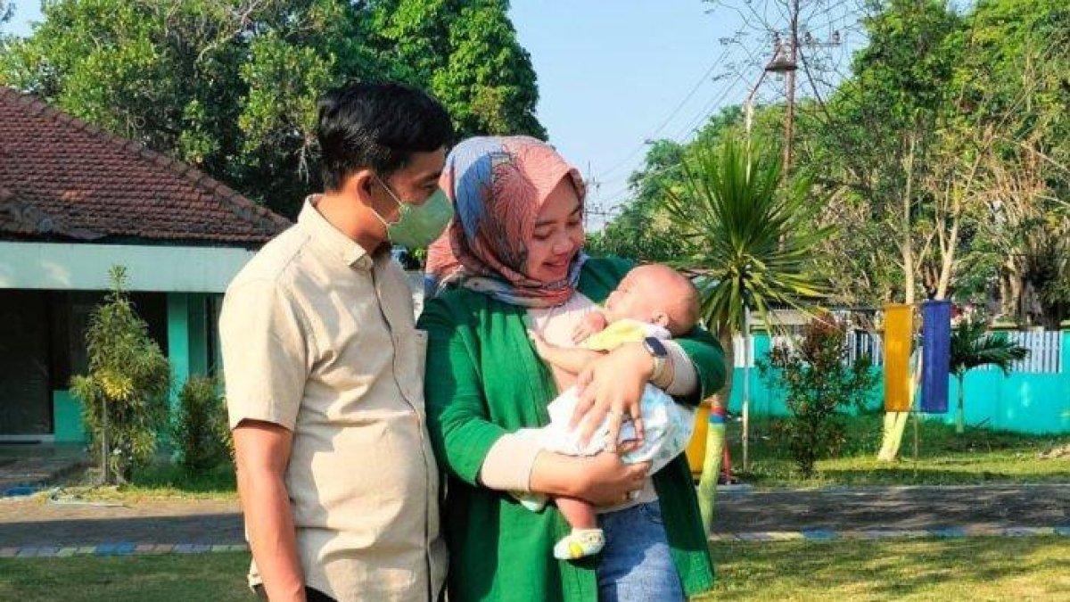 Bayi bernama unik Otot Kawat Balung Wesi Ati Qur’an bersama kedua orang tuanya.