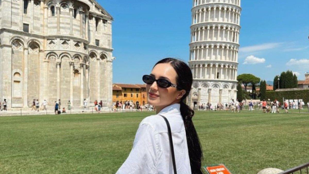 Beby Tsabina foto dengan latar Menara Pisa