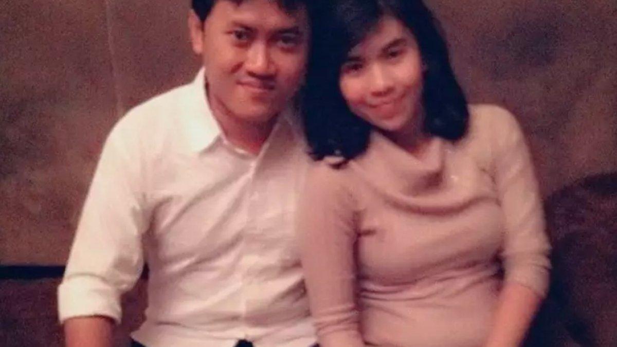 Beginilah potretnya dengan kemeja putih