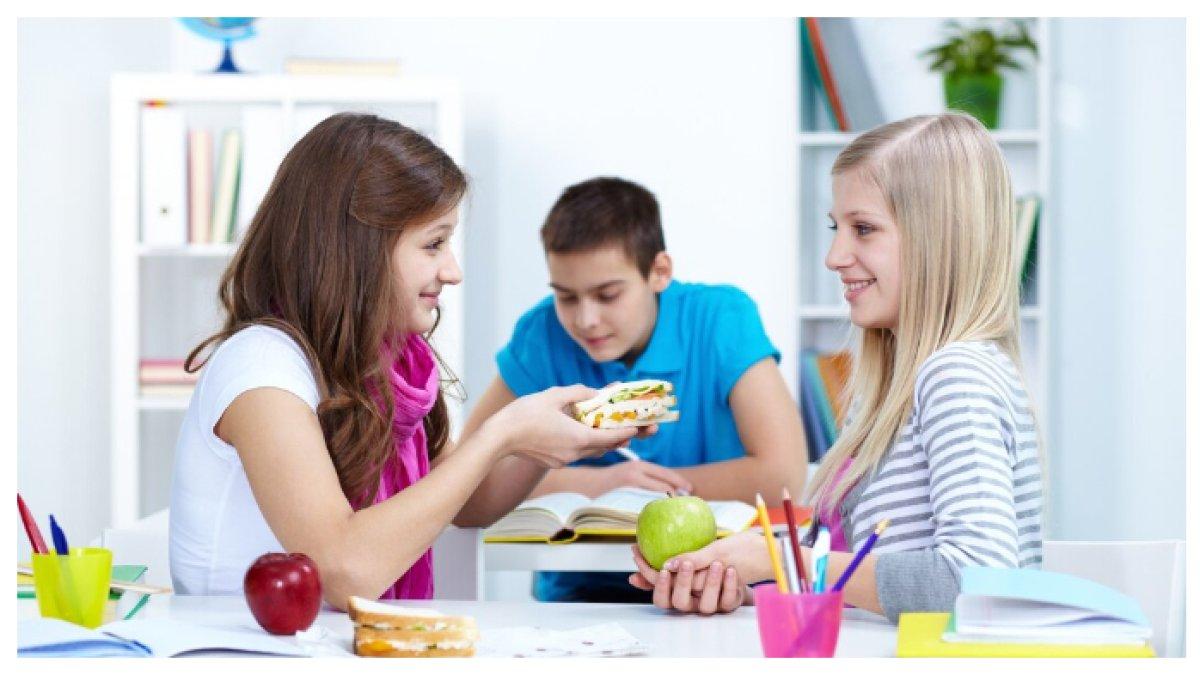 BEKAL SEHAT - Tawarkan makanan sehat saat anak lapar agar lebih mau mencoba. Gunakan pilihan sederhana tapi mengenyangkan, seperti bagel isi pepperoni & keju.