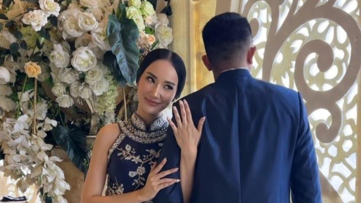 Bella Aprilia Sant telah dilamar sang kekasih.