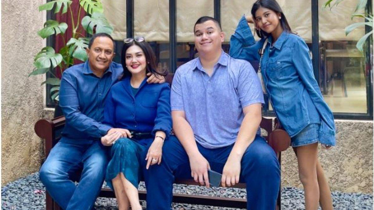 Bella Saphira harmonis bersama suami dan dua anak sambungnya