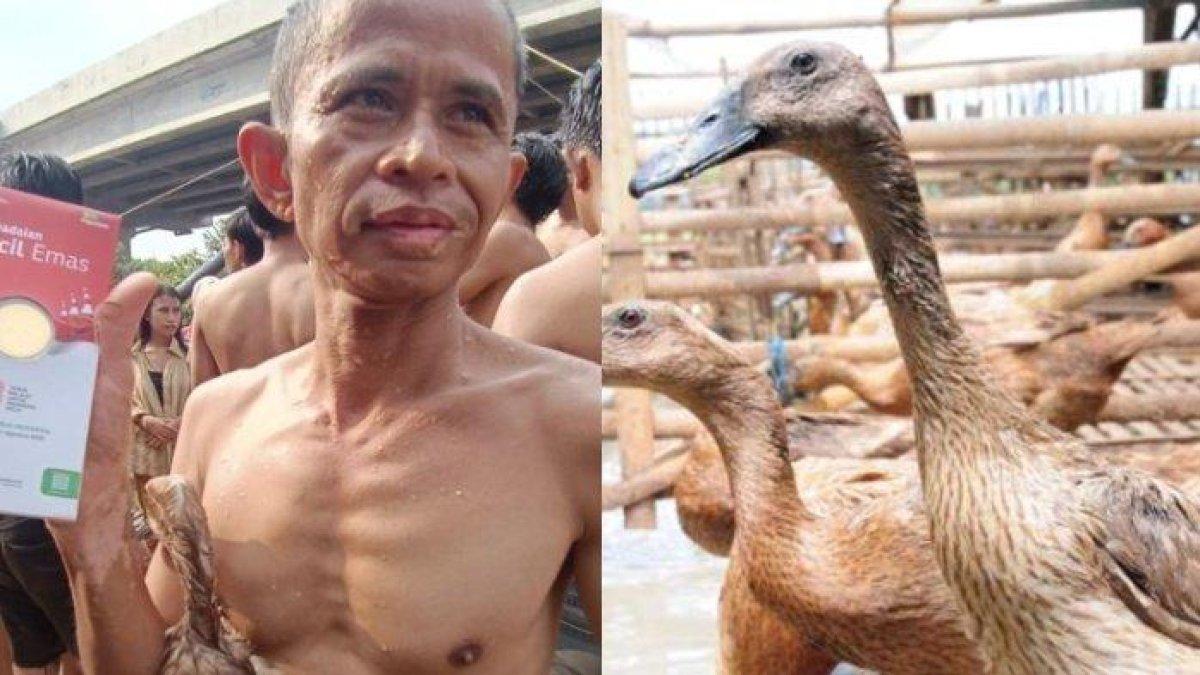 Berhasil dalam lomba tangkap bebek, warga Jaktim bernama Muchtar berhak membawa hadiah emas murni