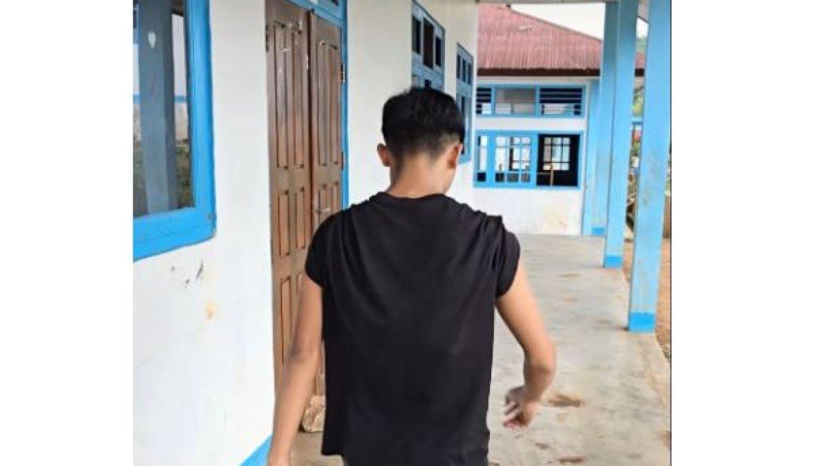 Betrand Peto bernostalgia ke tempat sekolahnya dulu.