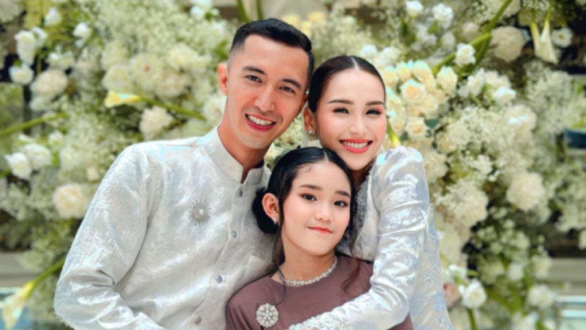 Momen pertunangan Ayu Ting Ting dan Muhammad Fardhana.