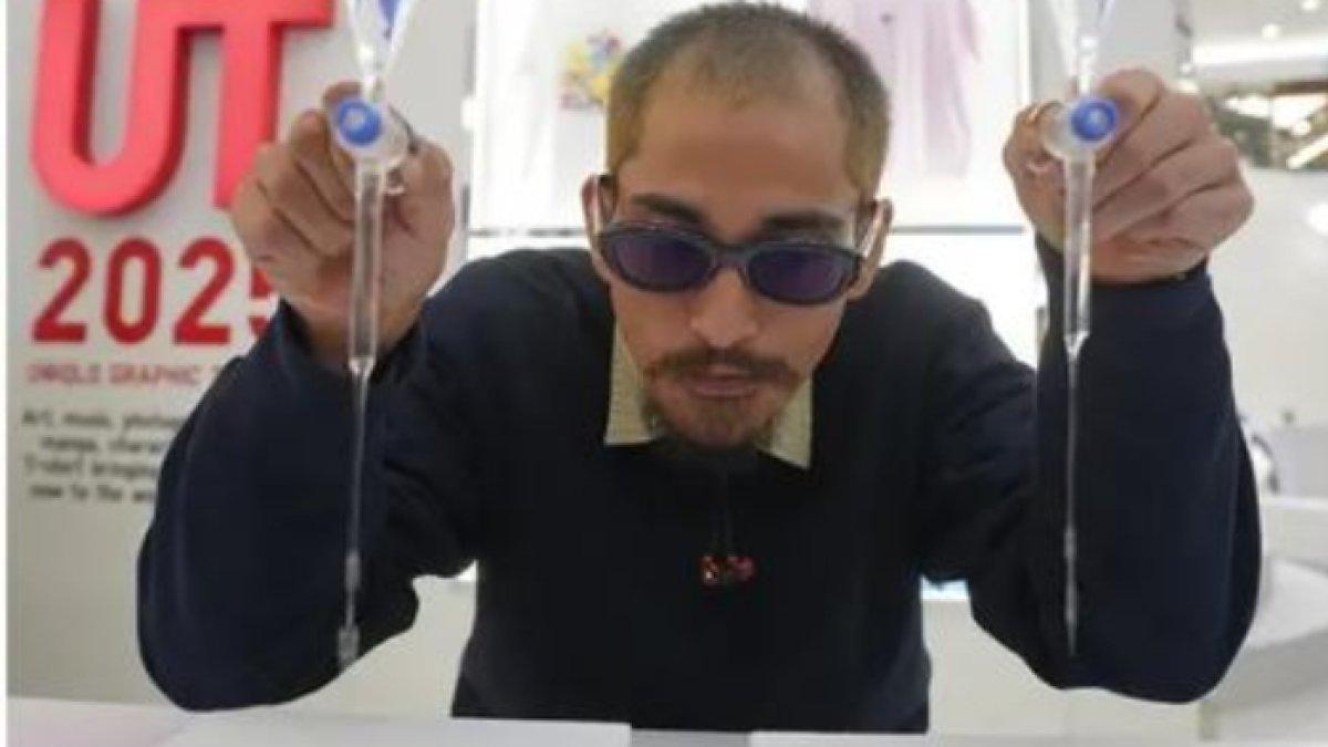 TRANSFORMASI BIO ONE - Penampilan baru Bio One dengan kumis dan jenggot disebut netizen karena dirinya bosan ganteng.