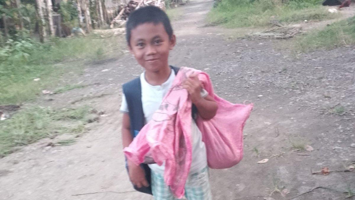 Bocah di Filipina pulang sekolah senyum-senyum bawa karung, ternyata isinya kucing.