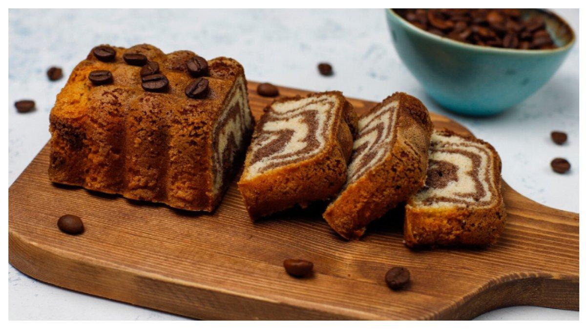 KUE BOLU - Walaupun kue bolu sudah terasa manis, tapi bagi seseorang dengan rasa kecanduan gula tinggi, pasti akan selalu di tambahakan dengan gula agar jauh terasa manis sekali pada bolu tersebut.