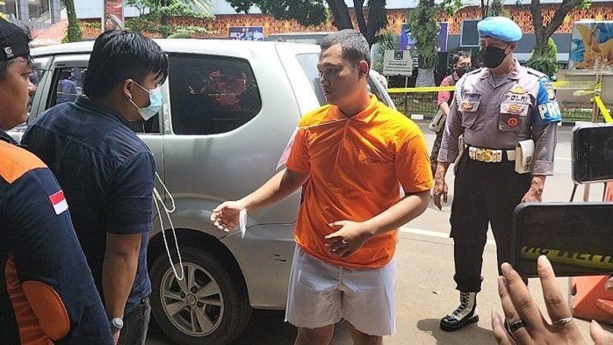 Bripda Haris Sitanggang alias HS, anggota Densus 88 Antiteror Polri yang membunuh sopir taksi online bernama Sony Rizal Taihitu saat melakukan rekonstruksi di Polda Metro Jaya, Jakarta, Kamis (16/2/2023).Bripda HS dituntut hukuman penjara seumur hidup dan berencana mengajukan keringanan hukuman.