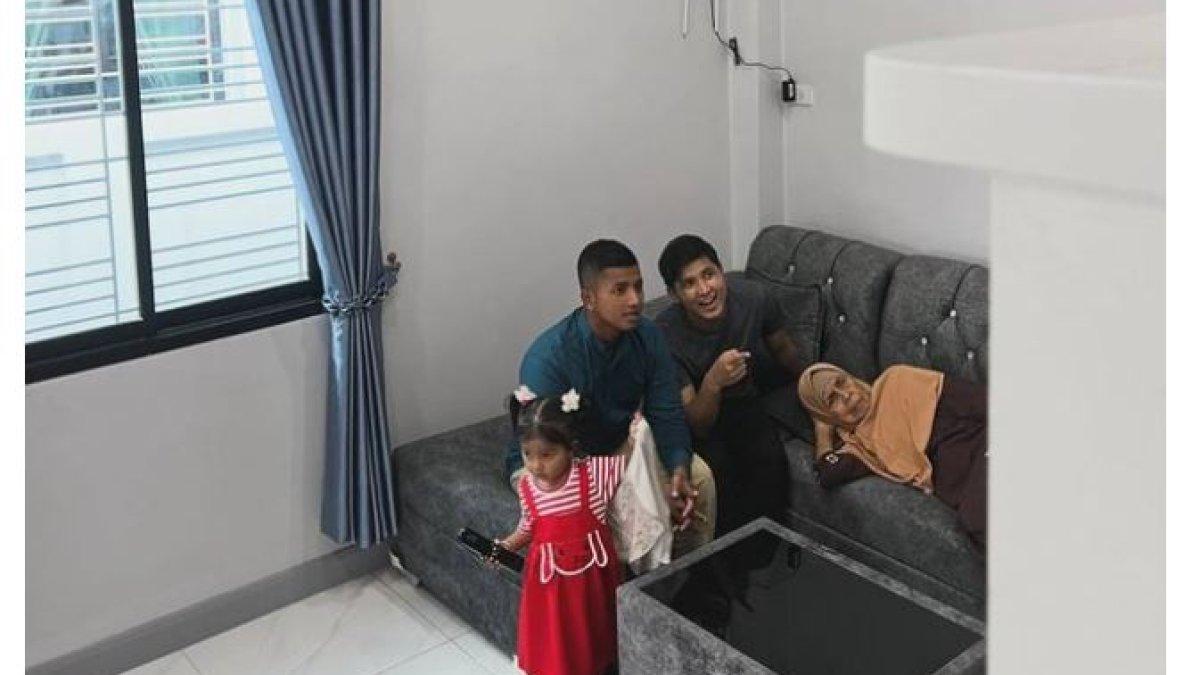 Bukan tanpa alasan, ketidakhadiran kakak Jirayut ini karena ia masih berada di Malaysia.