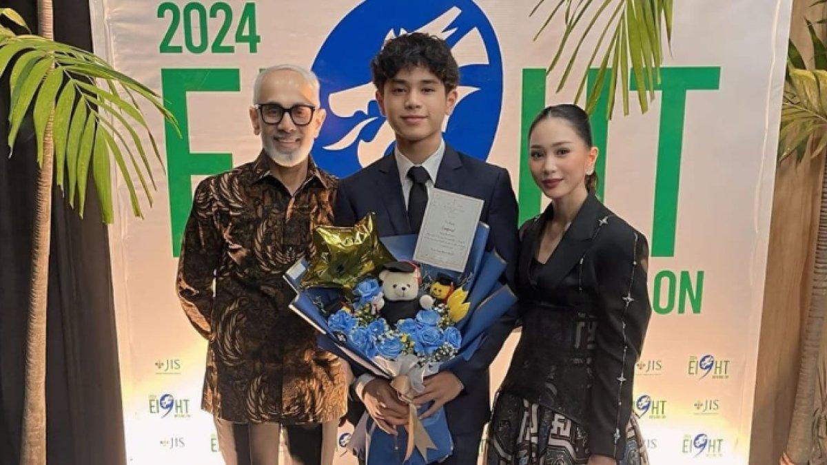 Bunga Zainal dan Sukhdev Singh pakai batik di momen wisuda anak
