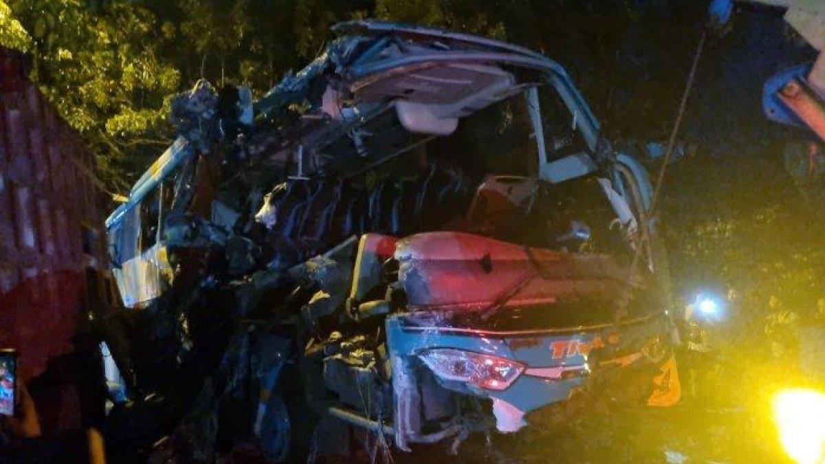 Bus Pariwisata Tavidi kecelakaan di Jalan Raya Bungah, Gresik, Minggu (28/1/2024).