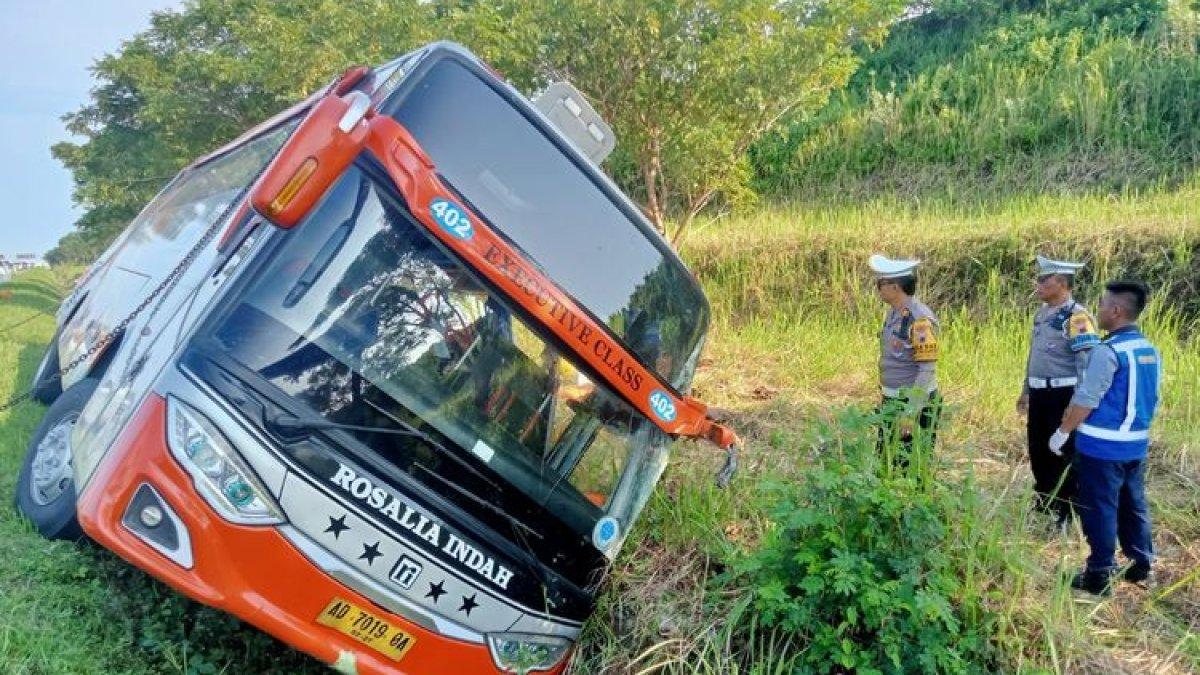 Bus Rosalia Indah mengalami kecelakaan di tol Batang-Semarang, Kamis (10/4/2024).