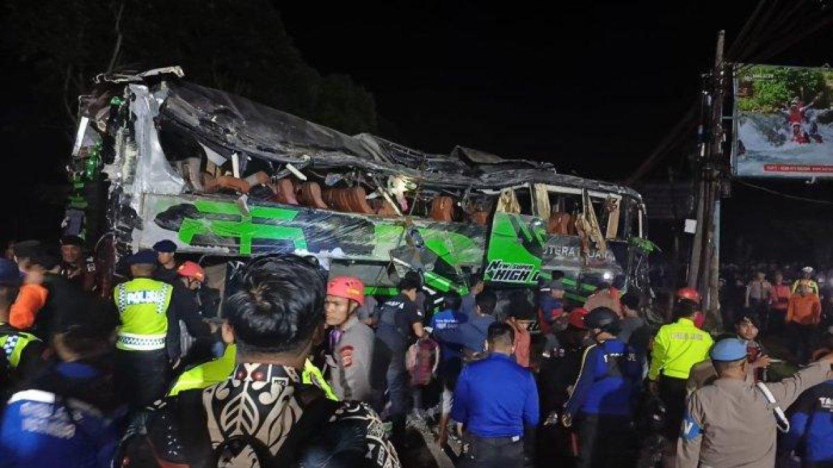 Bus parawisata yang mengangkut para siswa dan tenaga pendidik SMK Lingga Kencana Depok yang terguling di Gerbang 2 Pemandian Air Panas Sari Arter, Subang, Jawa Barat, Sabtu (11/5/2024) malam