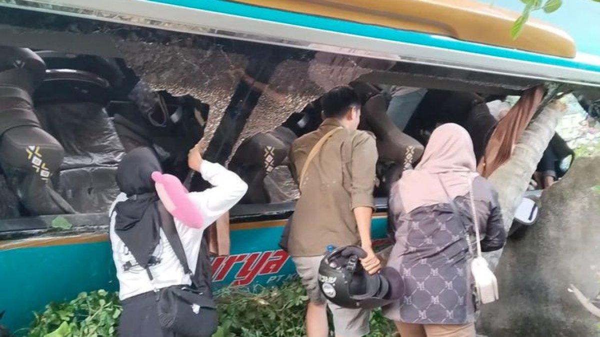 Bus terbalik di Lombok Timur