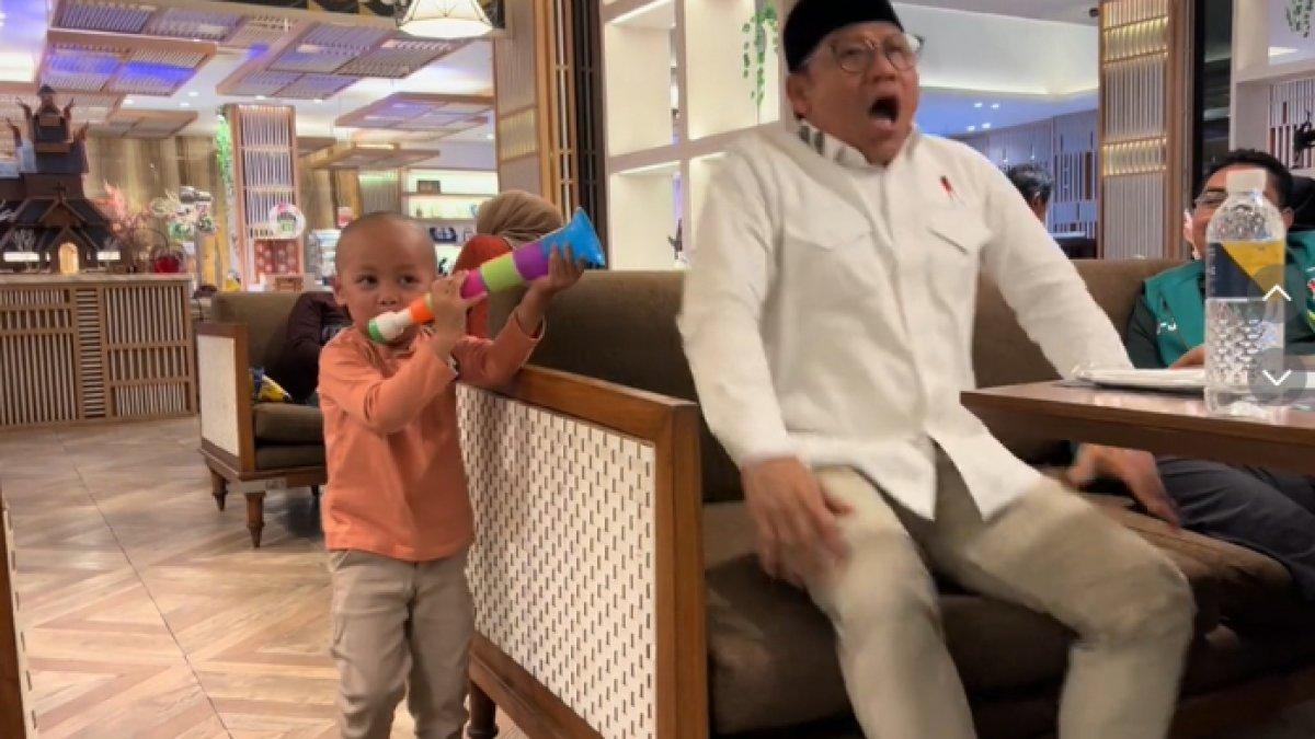 Cak Imin pura-pura kaget saat bocah tiup terompet